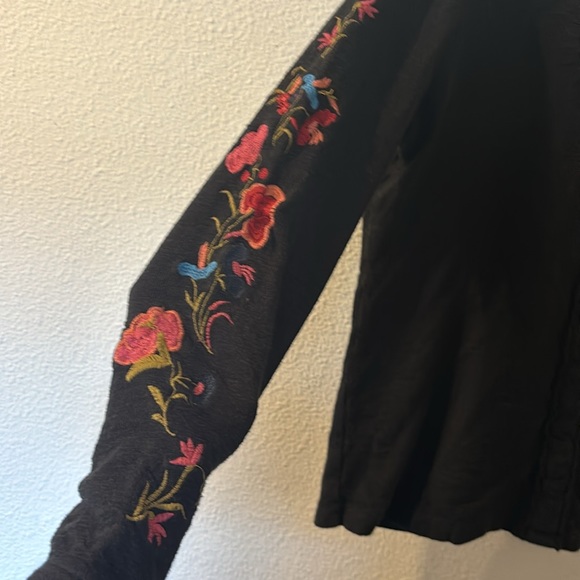 Aventura floral sleeve top size is missing fits like a medium - Picture 2 of 6